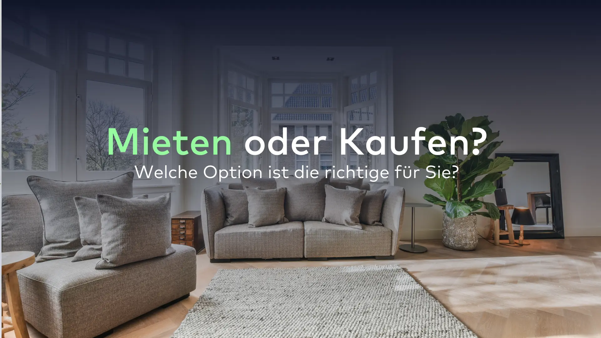 Ein modernes Wohnzimmer mit grauen Sofas, einer großen Pflanze und einem Teppich. Der Text auf Deutsch lautet: „Mieten oder Kaufen? Welche Option ist die richtige für Sie?“.