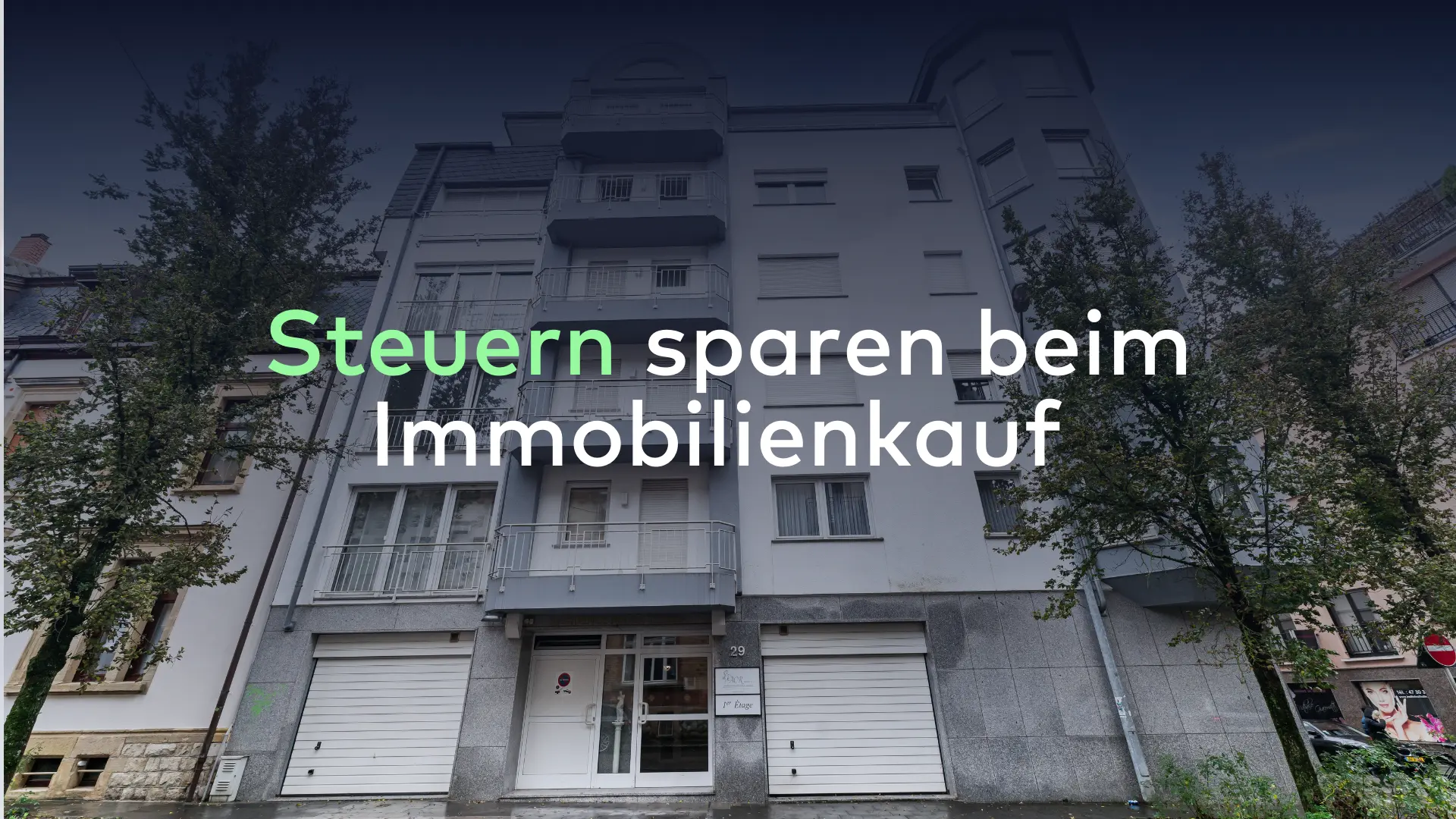 Ein Wohngebäude mit einer eleganten weiß-grauen Fassade, umgeben von üppigen Bäumen. Der deutsche Textüberzug lautet: „Steuern sparen beim Immobilienkauf.“