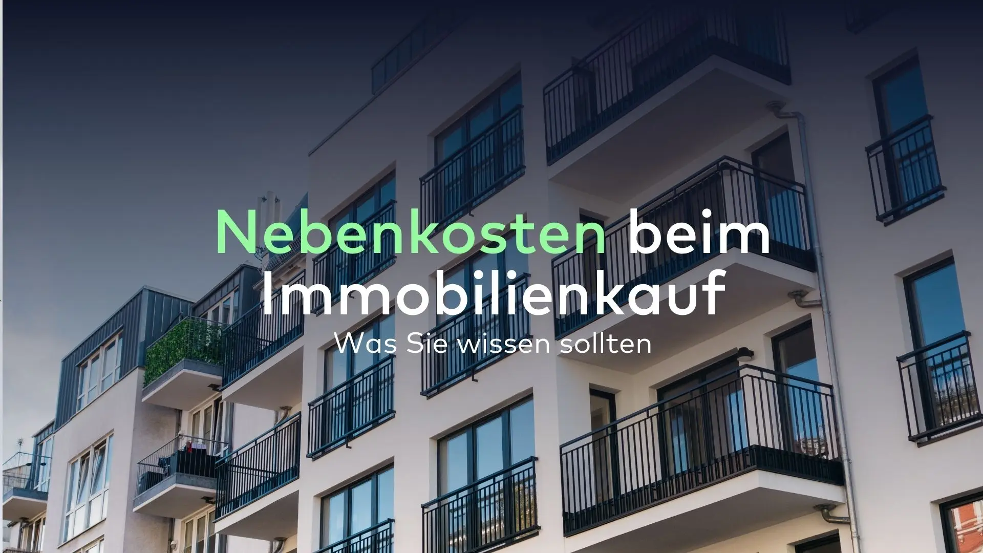 Modernes Apartmenthaus mit Balkonen. Deutsche Texteinblendung: „Nebenkosten beim Immobilienkauf: Was Sie wissen sollten, um versteckte Kosten beim Immobilienkauf zu vermeiden.“