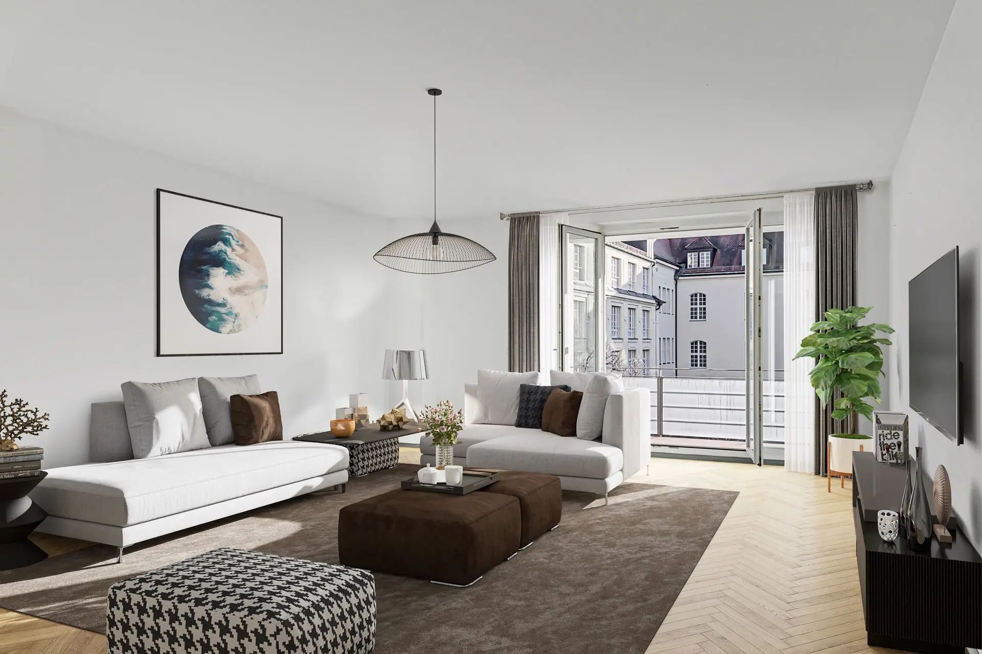 Modernes Wohnzimmer mit zwei weißen Sofas, einem Couchtisch und einem großen Wandbild. Offene Türen führen auf einen Balkon mit Blick auf die Straße. Eine Stehlampe und eine Topfpflanze runden das Ambiente ab.