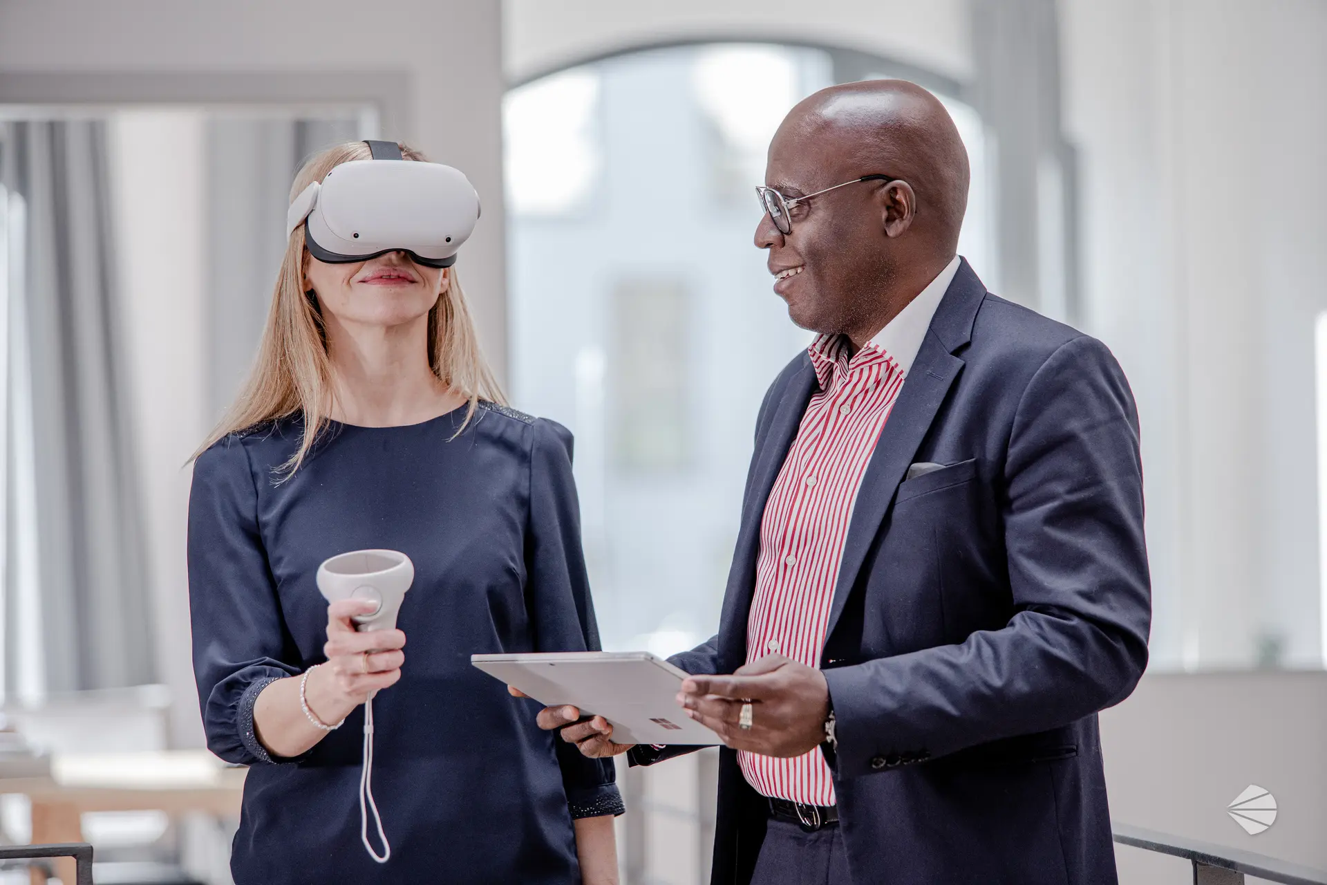 Beratungsgespräch mit männlichem Berater und Interessentin mit VR-Brille bei virtueller Besichtigung