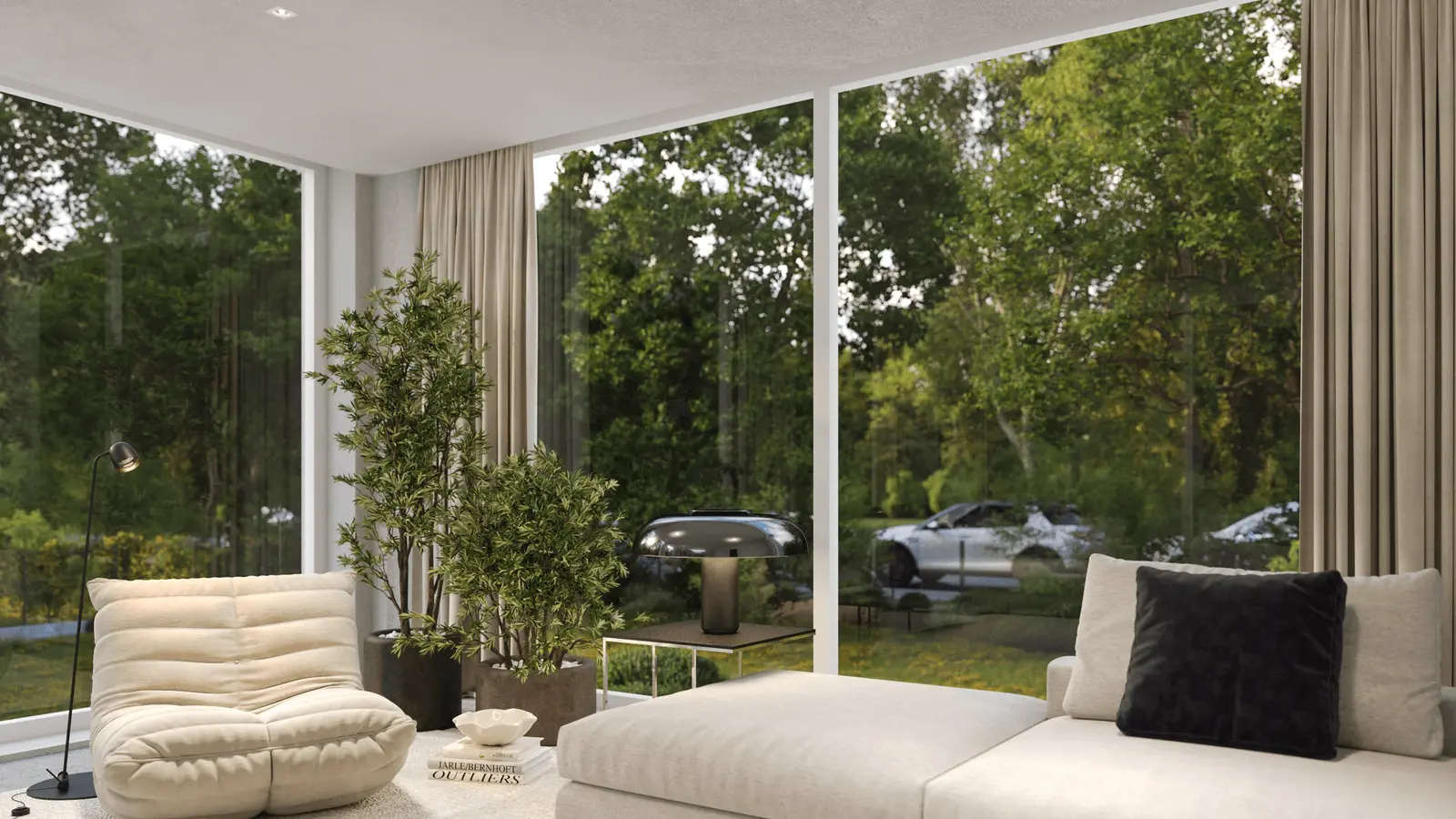 Modernes Wohnzimmer mit großen Fenstern mit Blick ins Grüne. Es gibt ein weißes Sofa, einen gepolsterten Sessel und eine schwarze Lampe auf einem Beistelltisch. Eine Topfpflanze ergänzt das Dekor.